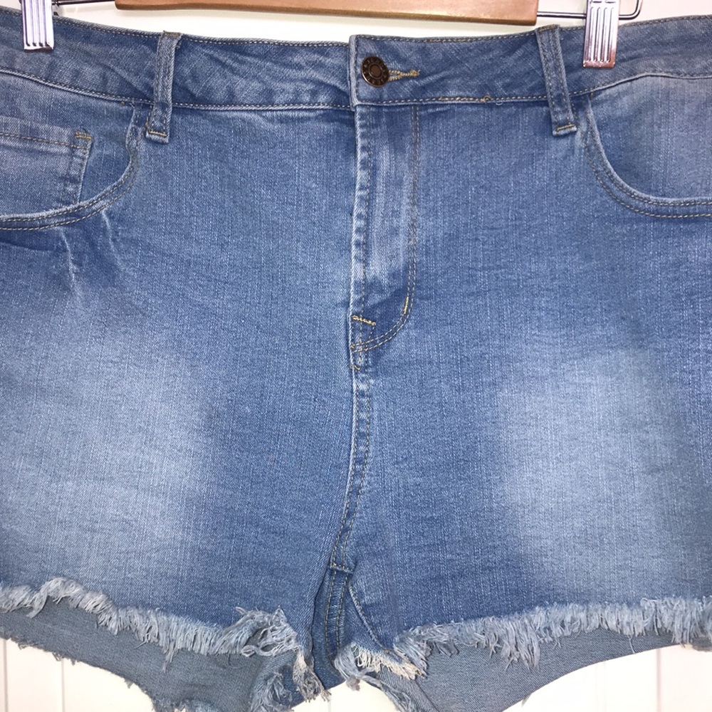 Women’s size 2XL  shorts. - Picture 3 of 7